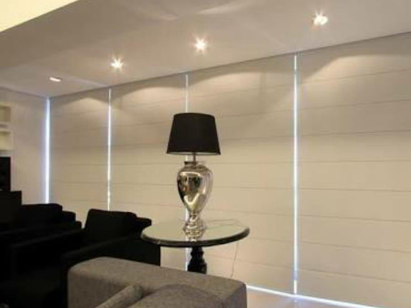 Ambiente com cortinas leves e luz natural